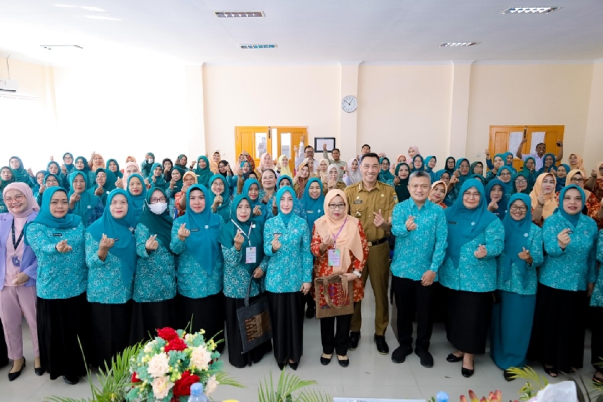 Sry Nirwanti Bahasoan Dorong Pemberdayaan Perempuan Lewat Pelatihan Merias dan Merangkai Bunga