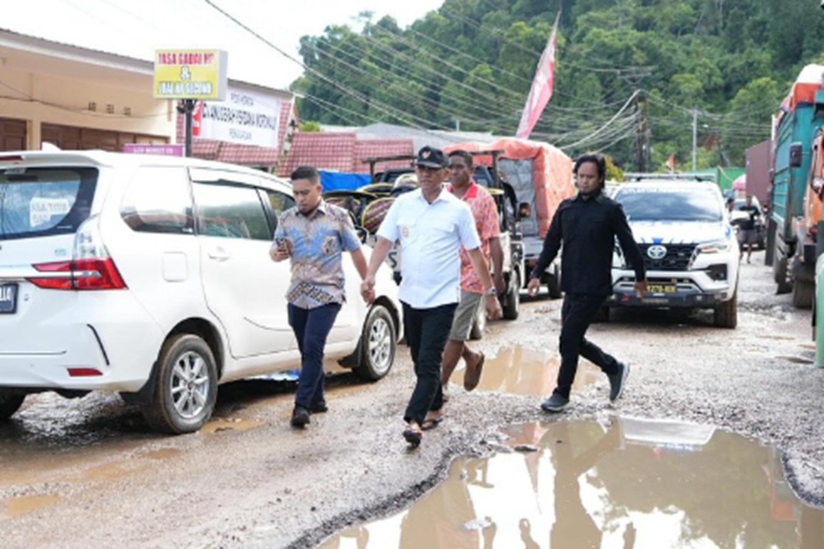 Gubernur Anwar Hafid Tinjau Jalan Rusak di Tompira, Minta Balai segera Perbaiki