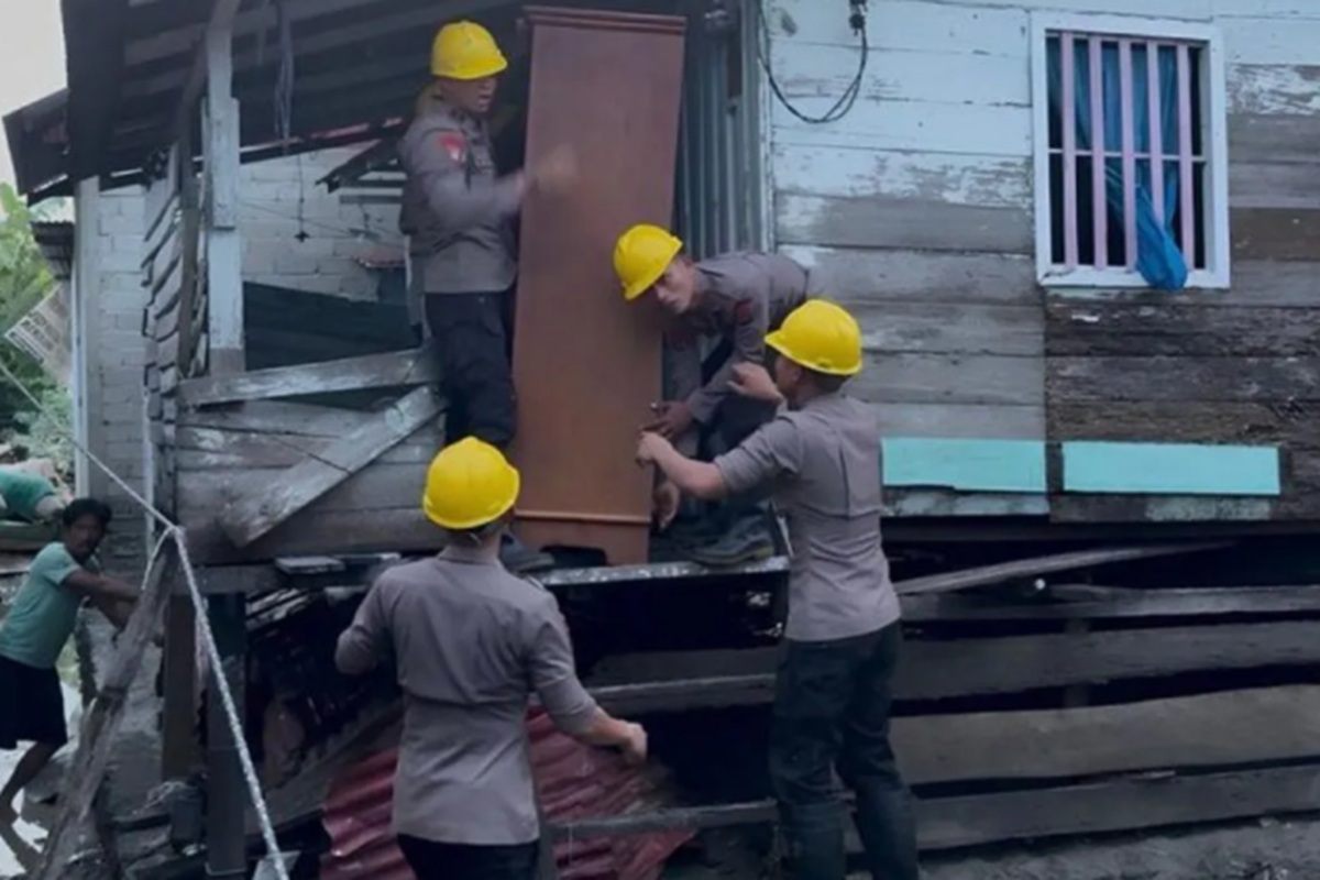 Brimob Polda Sulteng Turun Tangan Bantu Warga Korban Banjir di Donggala dan Palu Utara