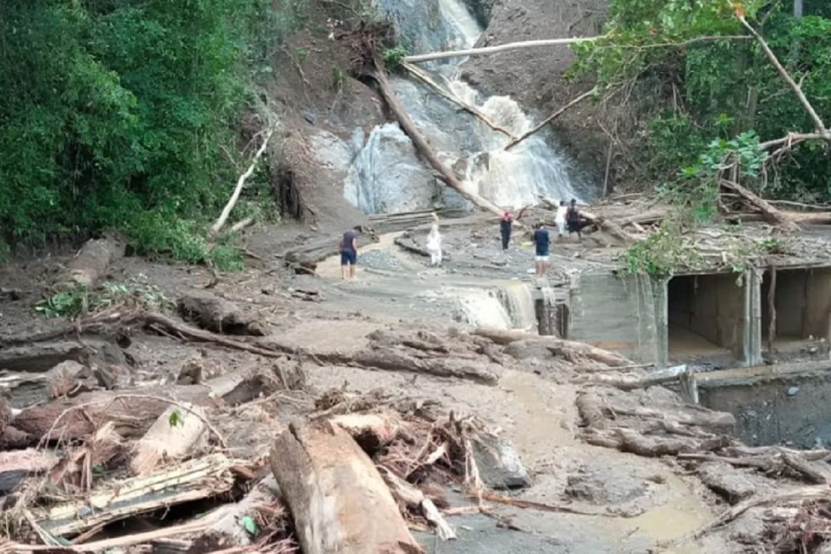 Hujan Deras Picu Banjir dan Longsor, Akses Jalan Trans Sulawesi di Banggai Putus