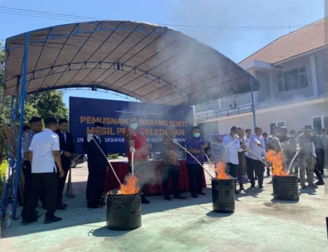 Kanwil DitjenPas Sulteng Musnahkan 194 HP Hasil Razia Lapas dan Rutan