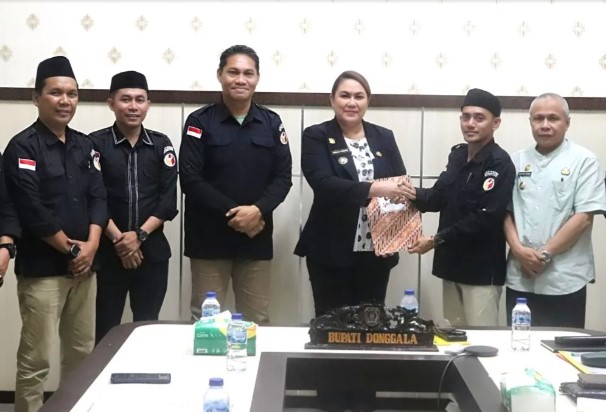 Sambangi Kantor Bupati, Bawaslu Donggala Kembalikan Rp102 Juta Sisa Dana Hibah Pilkada Serentak
