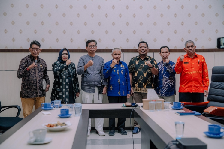 Diskominfosantik Sulteng dan KI Lakukan Audiensi dengan Sekda Donggala Bahas Penguatan Keterbukaan Informasi P