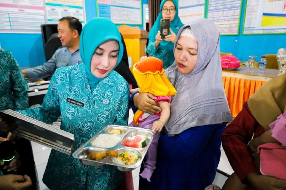Ketua TP-PKK Sulteng Distribusikan Langsung Makanan Bergizi untuk Anak-anak di Banggai Kepulauan