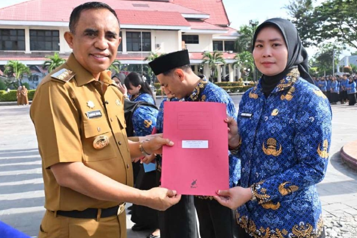 Anwar Hafid Serahkan SK Pengangkatan Tahap II bagi 1.103 Tenaga P3K Tahun 2024