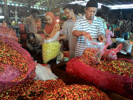 Ramadhan 2026, Cabai di Jabar Banjiri Pasar Induk Kramat Jati