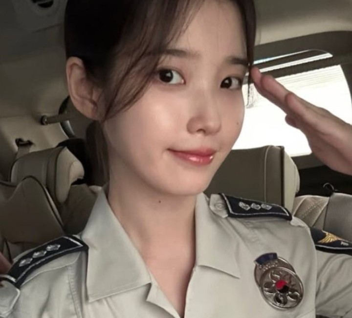 IU disebut Penyanyi yang Terlihat Sempurna dalam Seragam