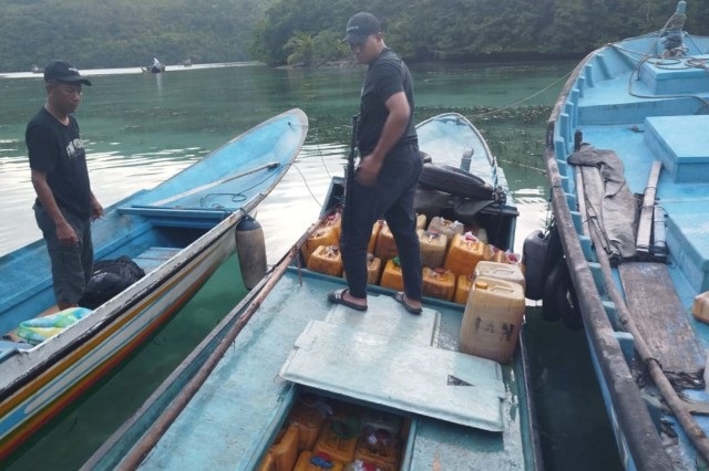 Polairud Polda Sulteng Gagalkan Penyelundupan 2,2 Ton Solar Ilegal ke Malut