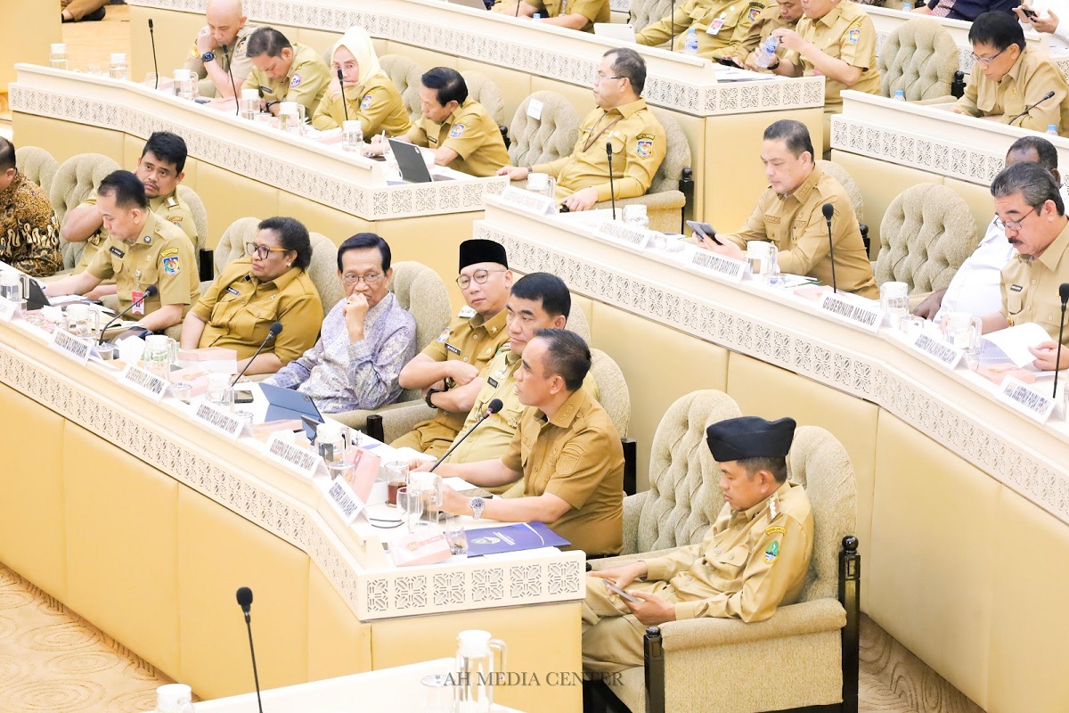Rapat dengan DPR, Gubernur Anwar Bahas Ketimpangan Dana Bagi Hasil