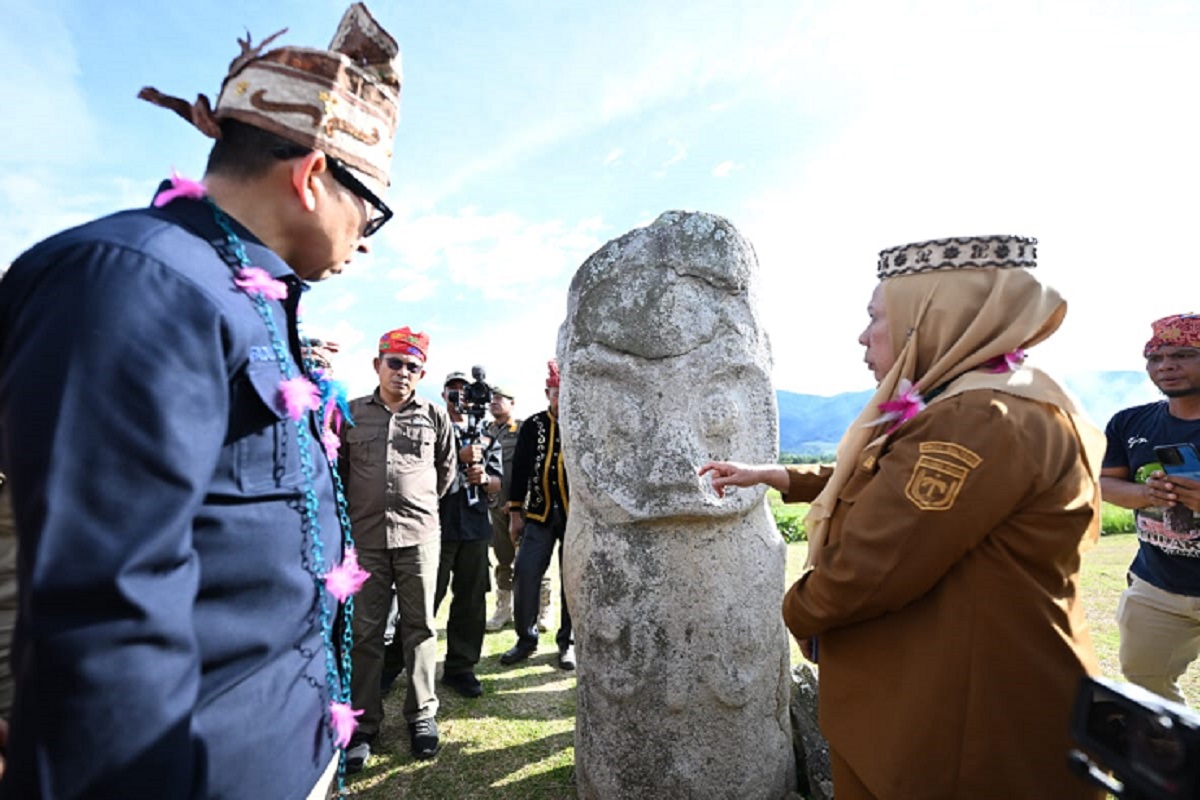 Disambut Adat Pepomahile, Menbud Fadli Zon Terkesima Megalit Lore Lindu di Poso