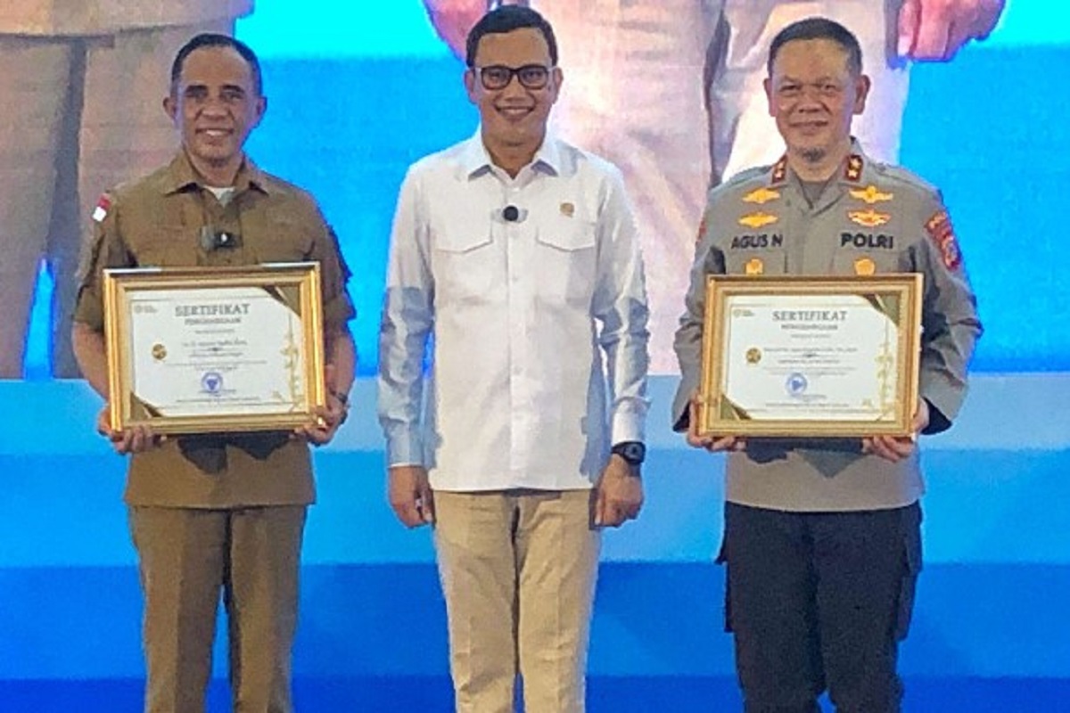 Gubernur Sulteng Anwar Hafid Terima Penghargaan dari Menteri Karding
