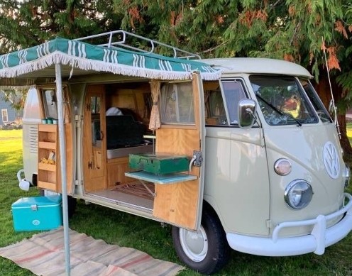 Cinta Bersemi di Kabin Antik: Kisah Unik 52 Pasangan yang Menikah di VW Combi