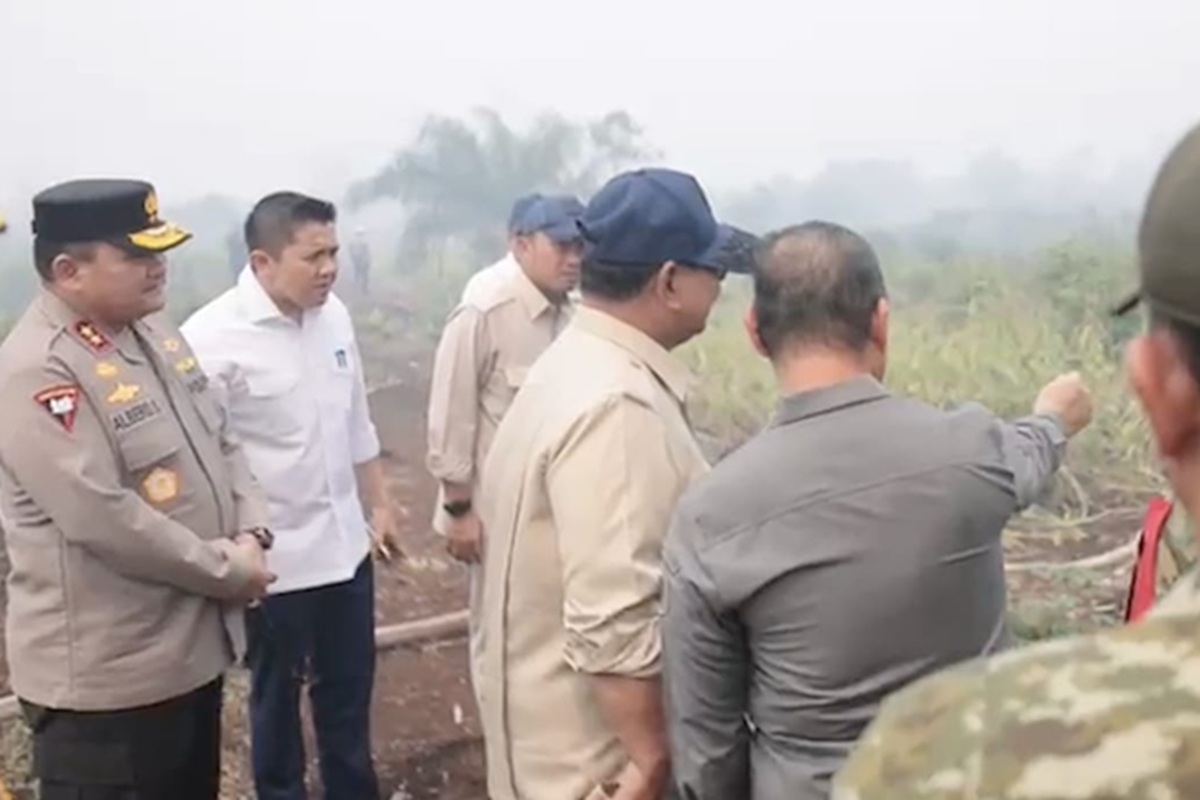 Prabowo Turun Langsung ke Lokasi Karhutla Kubu Raya, Beri Semangat Petugas