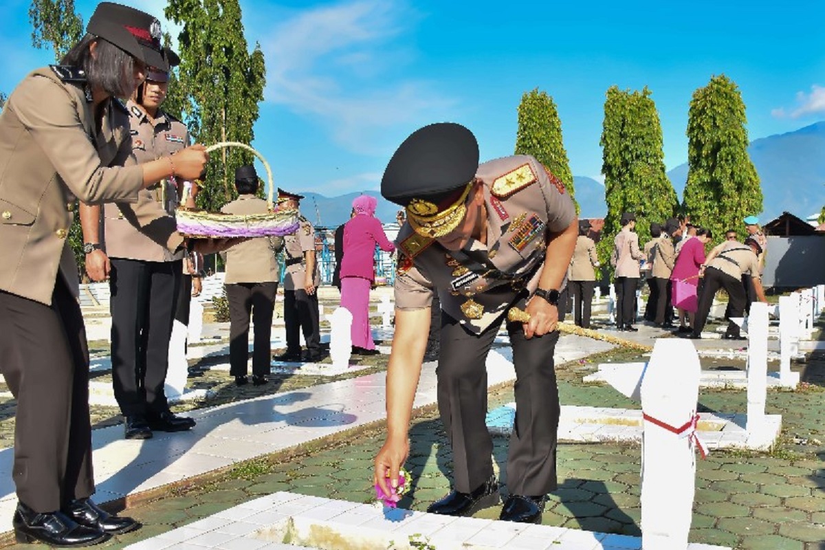 Polda Sulteng Ziarah ke Taman Makam Pahlawan Jelang HUT ke-79 Bhayangkara