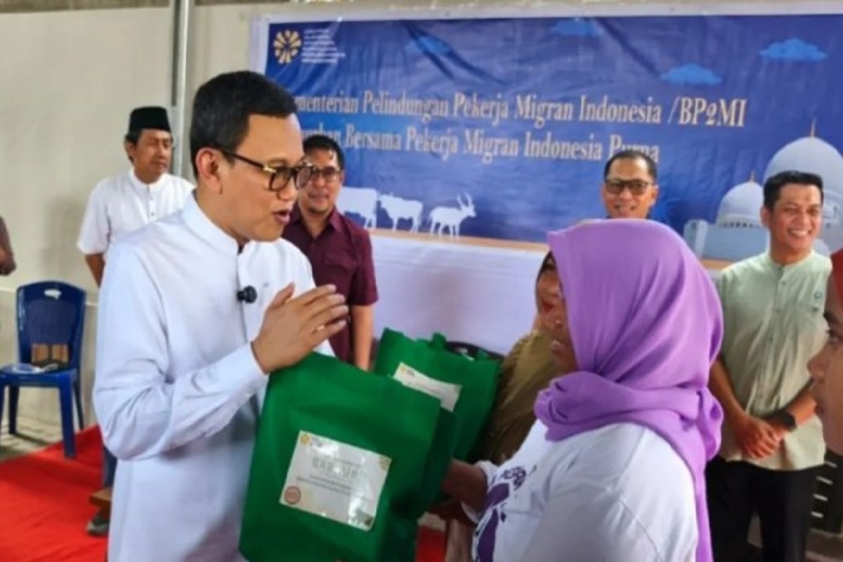 Menteri Abdul Karding Salurkan 7 Hewan Kurban untuk PMI Purnapenempatan di Sulteng