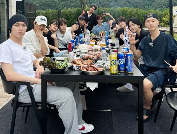 Lebih dari Sekadar Bisnis, SEVENTEEN Buktikan Ikatan 'OT13' yang Menantang Waktu