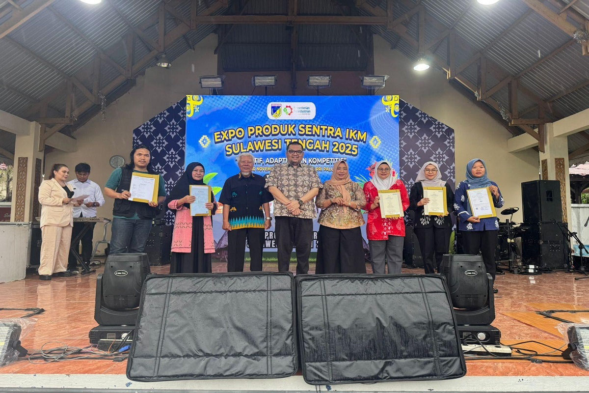 Kanwil Kemenkum Sulteng Perkuat Perlindungan KI bagi IKM Lewat Penyerahan Sertifikat Merek