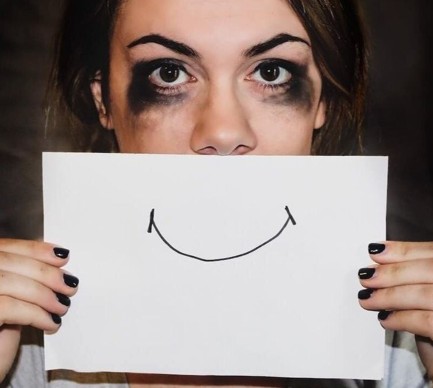 Toxic Positivity: Ketika Kalimat “Semangat Ya!” Justru Jadi Racun Mental