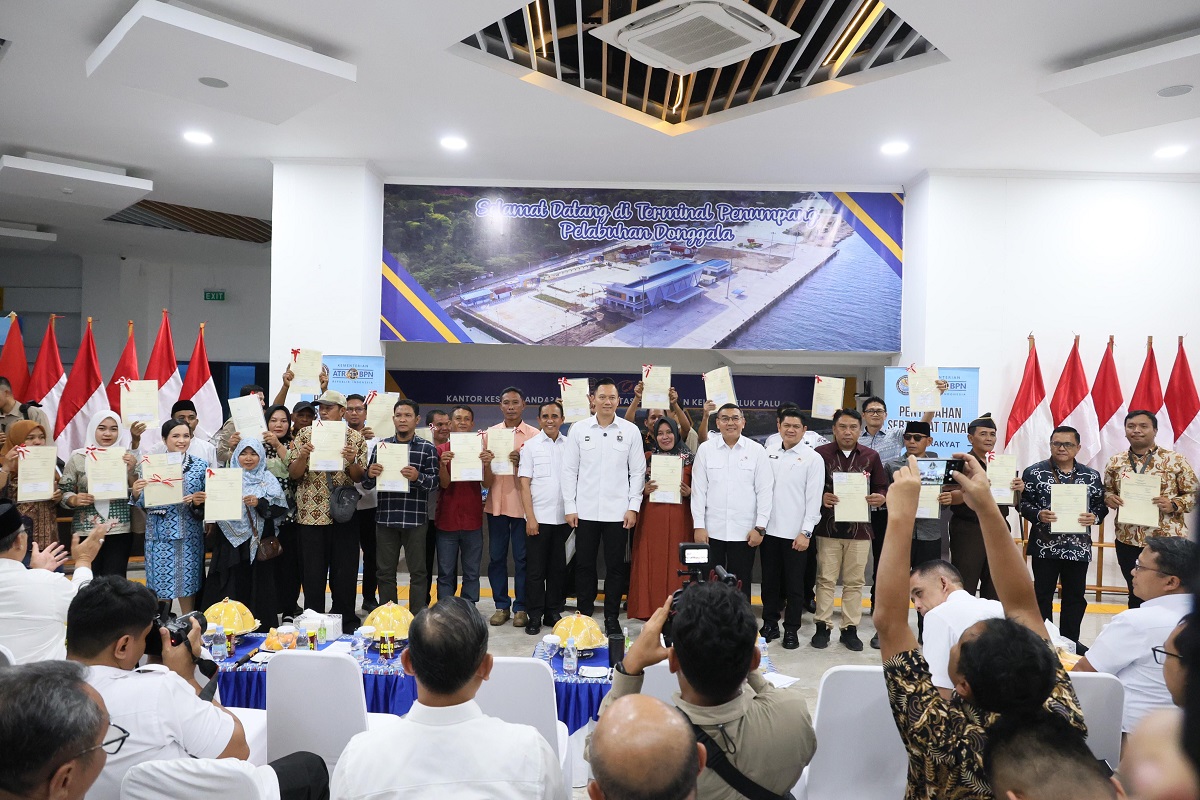 Menko AHY Serahkan 160 Sertifikat Tanah kepada Pemda dan Masyarakat Sulteng