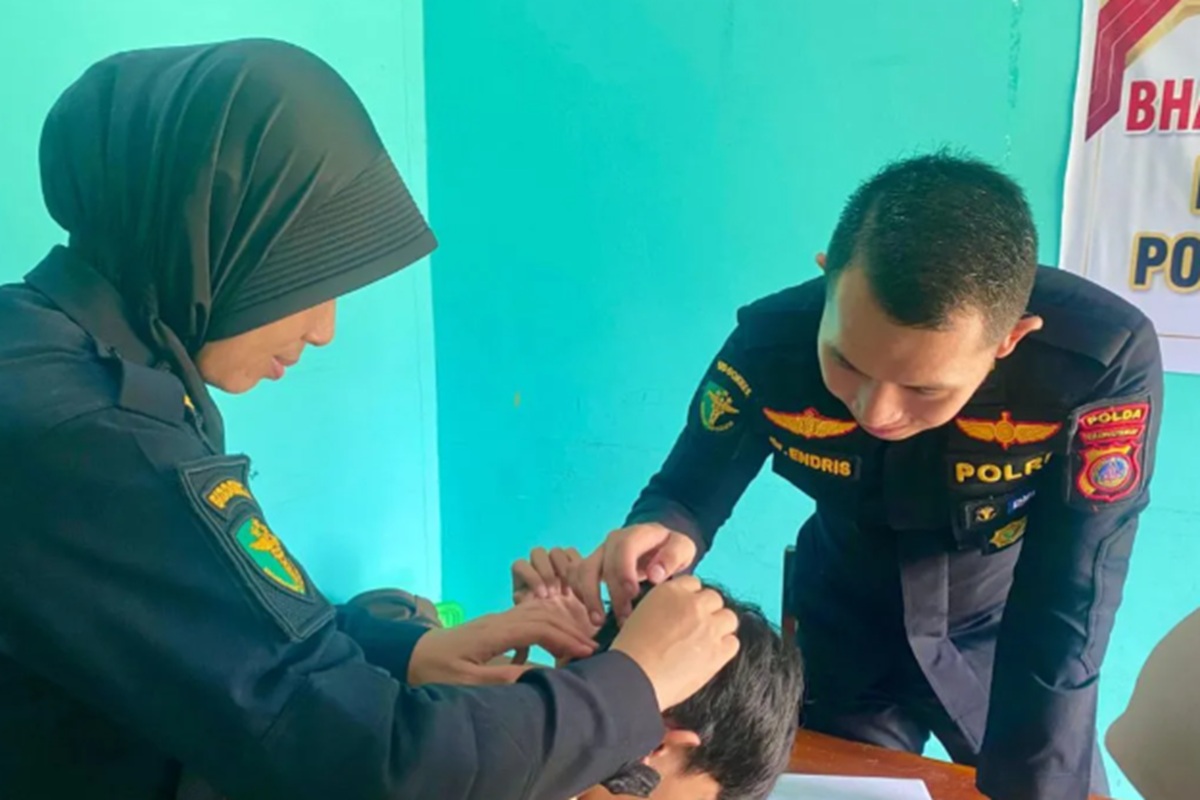 Polda Sulteng Beri Layanan Kesehatan untuk Anak Disabilitas di SLB Huntap Tondo