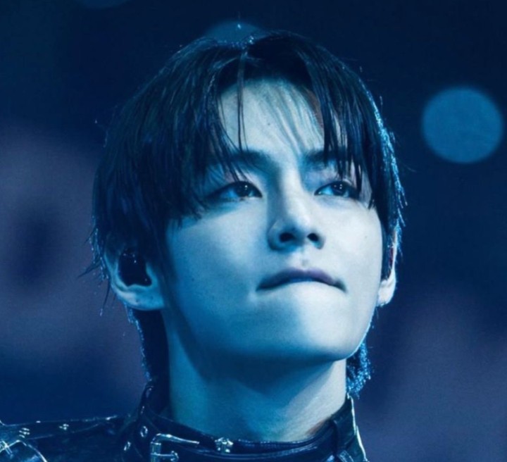 Tak ingin Penggemar Cemas, V BTS Rahasiakan Gangguan Pendengarannya