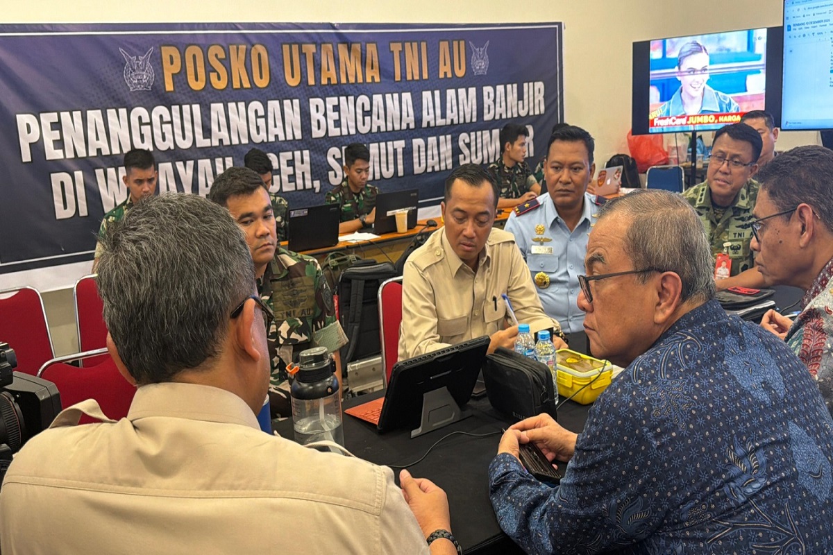 Mensesneg Prasetyo Hadi Tinjau Posko Logistik di Lanud Halim untuk Percepatan Bantuan Bencana Sumatera