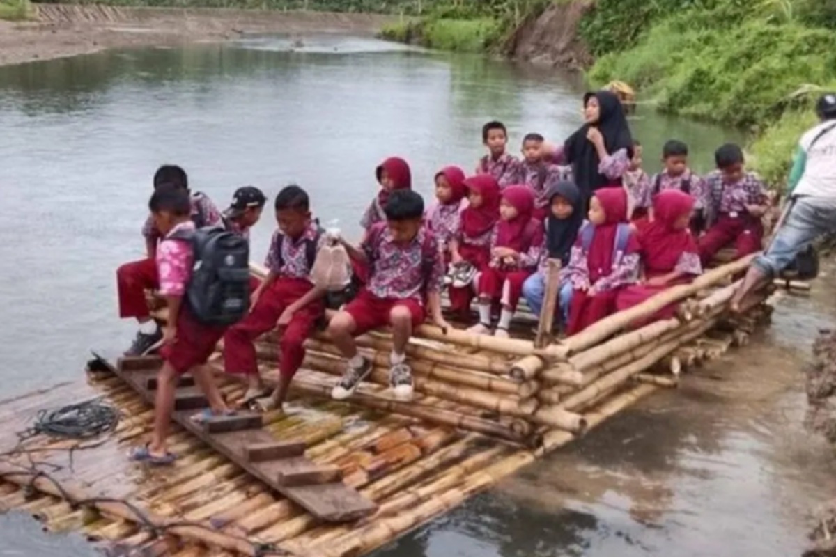 Jembatan Rusak, Siswa Terpaksa Naik Rakit: Pemkab Donggala Janji Perbaikan Segera