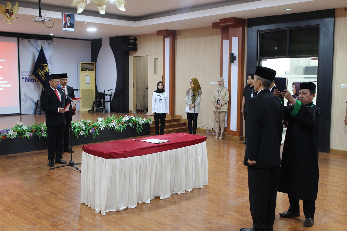 Kepala Kanwil Kemenkum Sulteng Lantik Kombes Andrie Satiagraha sebagai PAW Anggota MKNW