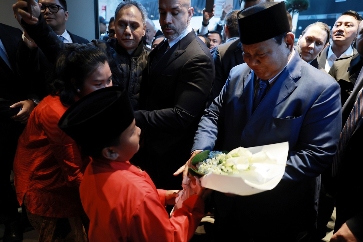 Prabowo Disambut Diaspora di New York, Anak Toba Berpakaian Adat Betawi Serahkan Bunga