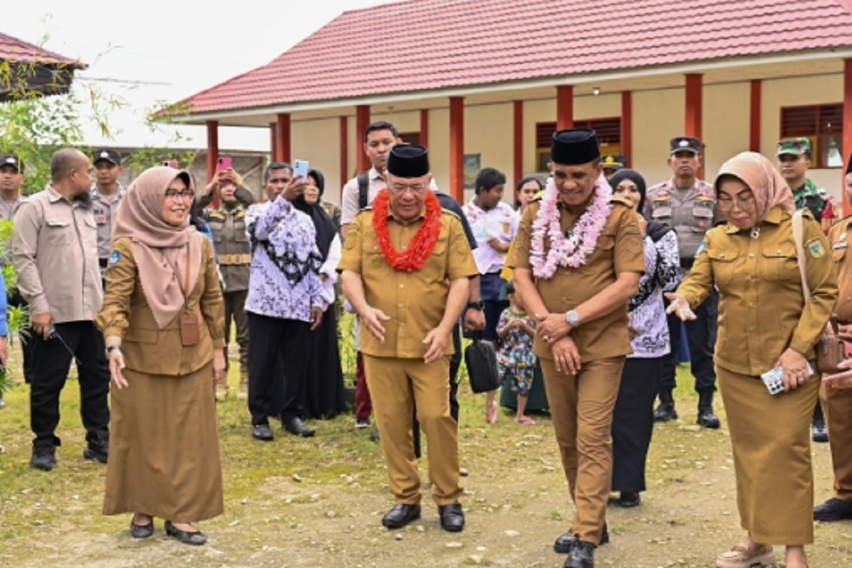 Dikunjungi Gubernur Anwar, Siswa SLB Negeri Salakan Pamerkan Hasil Karya