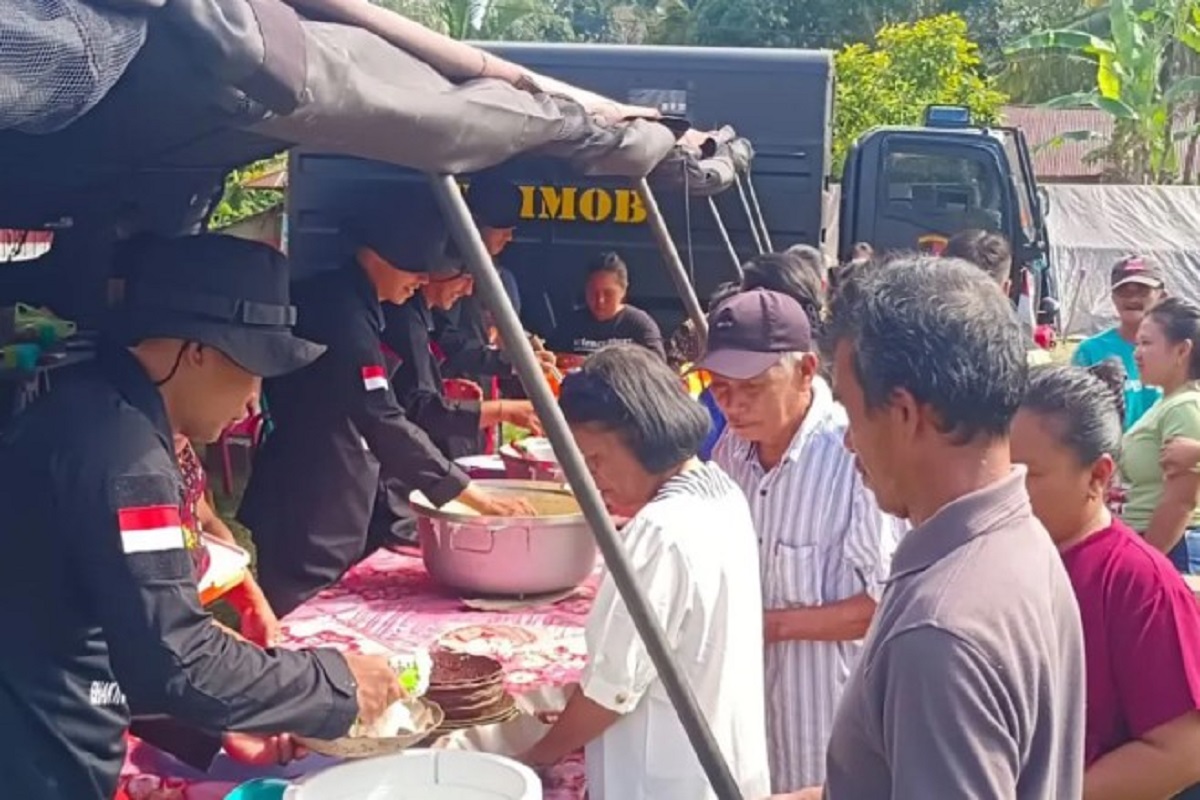 Brimob Polda Sulteng Dirikan Dapur Lapangan untuk Korban Gempa Poso