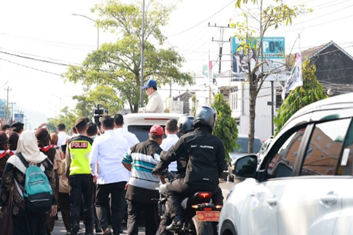 Antusiasme Warga Magelang Sambut Kedatangan Prabowo, Anak-Anak Ikut Bersorak