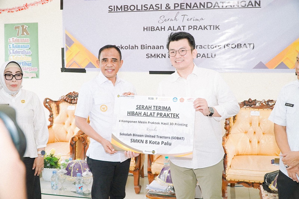 SMKN 8 Palu Dapat Hibah Alat Praktik dari United Tractors, Gubernur Anwar Tegaskan Arah Program Berani Kerja