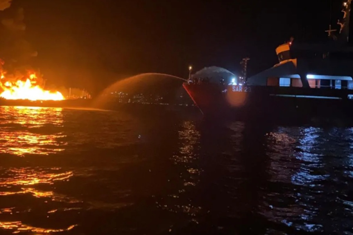 Tim SAR Evakuasi ABK Kapal KLM Maryam Indah Terbakar di Perairan Banggai, Sulteng