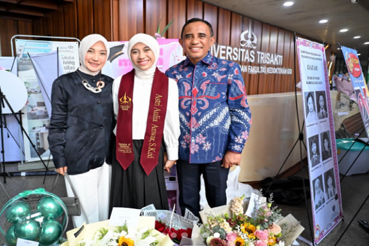 Gubernur Sulteng Anwar Hafid Haru dan Bangga Saksikan Putrinya Jalani Sidang Skripsi