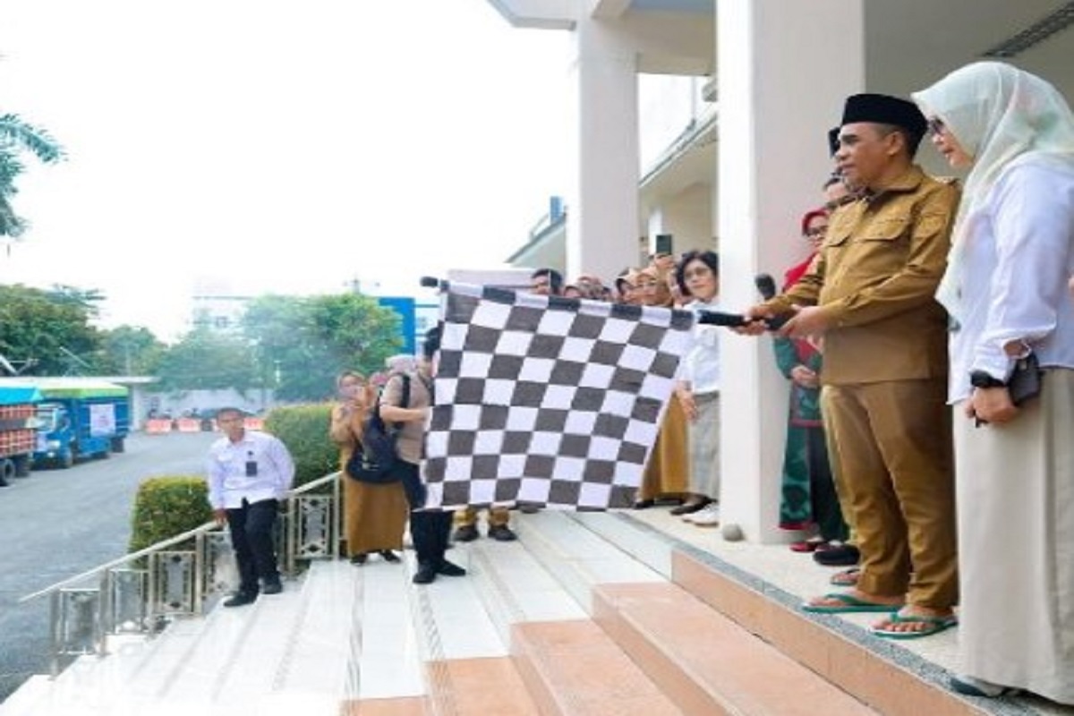 Bersandal Jepit, Gubernur Anwar Salurkan Beras untuk 224.148 Warga di Sulteng