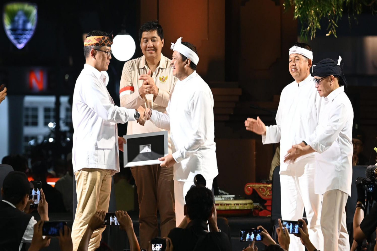 Sekjen Gerindra Serahkan KTA kepada Bupati Sumedang Dony Ahmad Munir