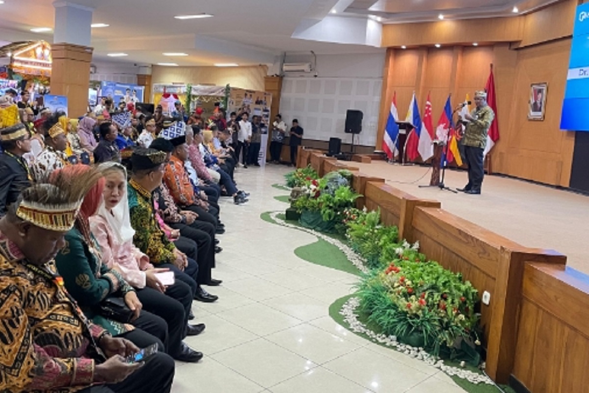 Kepala Bakesbangpol Sulteng Hadiri Seminar dan Pameran Inovasi PKN II Angkatan IX Tahun 2025 di Makassar
