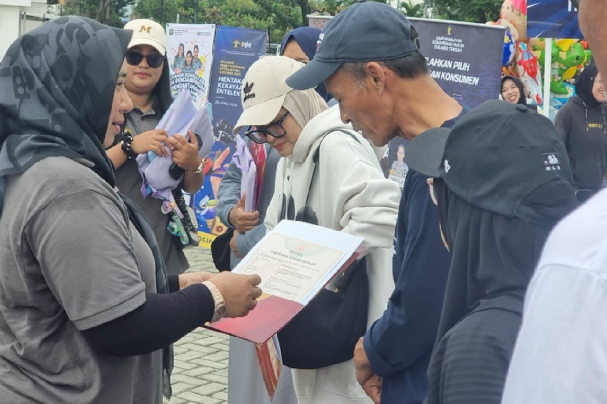 Kemenkum Sulteng Serahkan Sertifikat Kekayaan Intelektual di Momen Hari Pengayoman ke-80