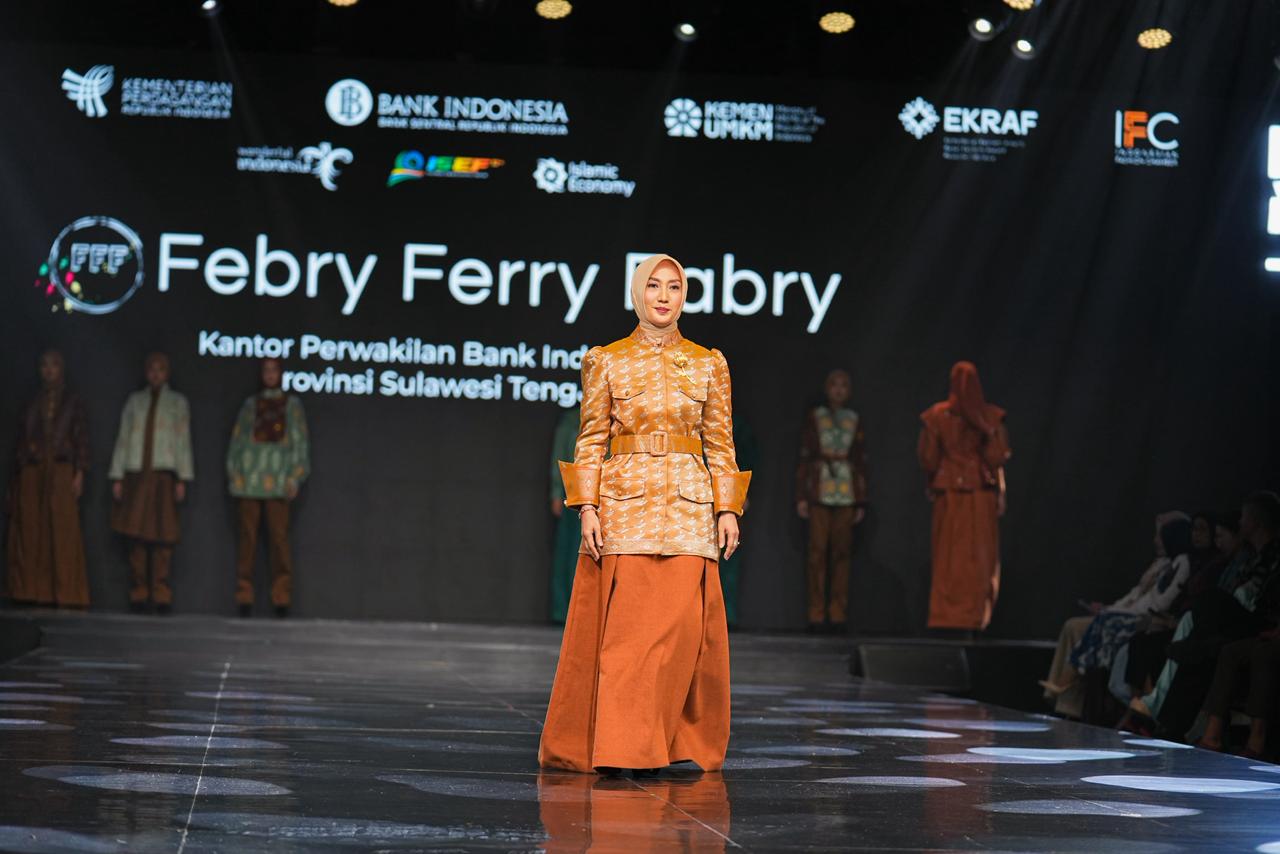 Sry Nirwanti Bahasoan Tampilkan Pesona Batik Bomba Sulteng di IN2MOTIONFEST 2025