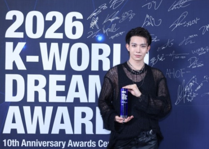 Evan Raih Penghargaan 'Musisi Serba Bisa' di K-World Dream Awards