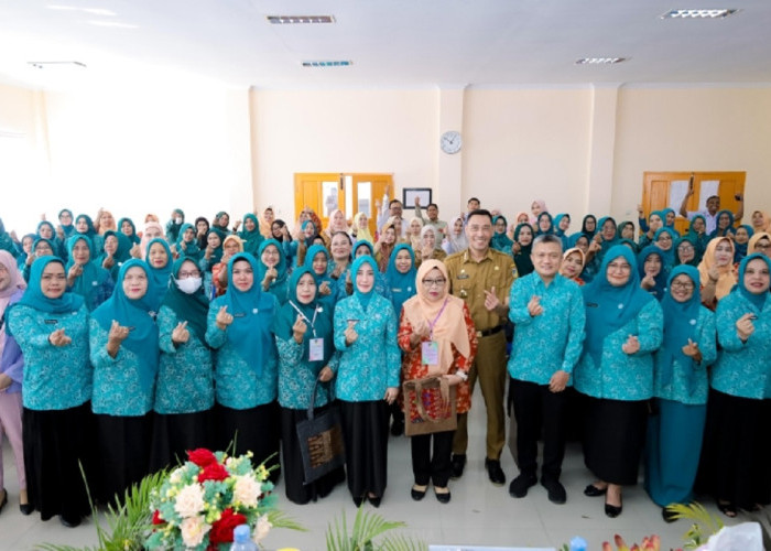 Sry Nirwanti Bahasoan Dorong Pemberdayaan Perempuan Lewat Pelatihan Merias dan Merangkai Bunga