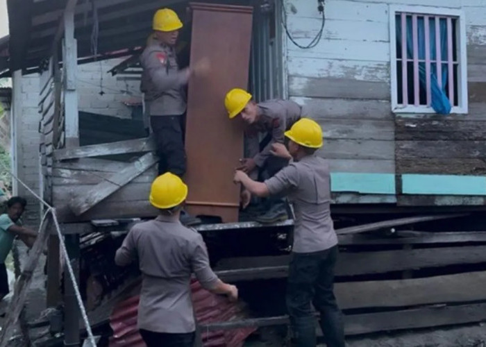 Brimob Polda Sulteng Turun Tangan Bantu Warga Korban Banjir di Donggala dan Palu Utara