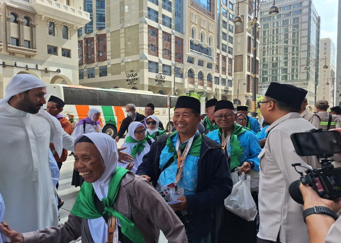Kloter Perdana Jemaah Haji Indonesia Tiba di Madinah, Layanan Lancar dan Fast Track Permudah Proses
