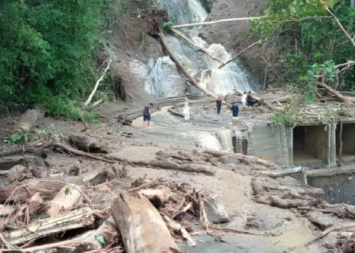 Hujan Deras Picu Banjir dan Longsor, Akses Jalan Trans Sulawesi di Banggai Putus