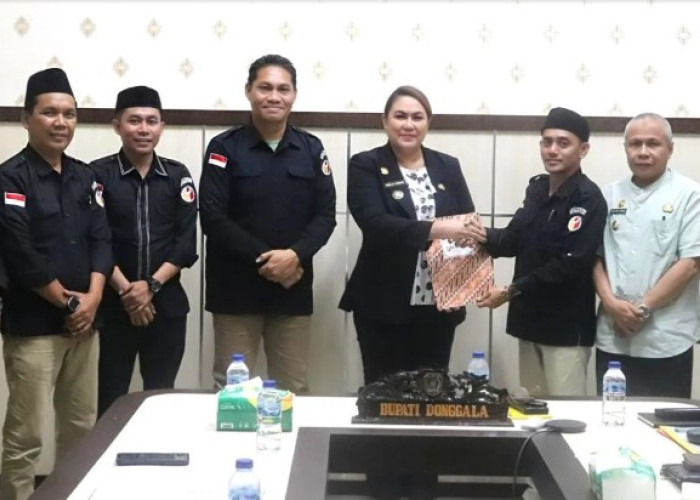 Sambangi Kantor Bupati, Bawaslu Donggala Kembalikan Rp102 Juta Sisa Dana Hibah Pilkada Serentak