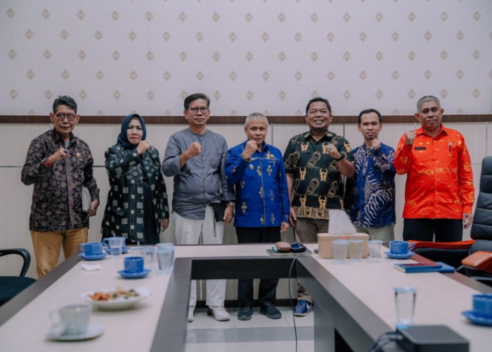 Diskominfosantik Sulteng dan KI Lakukan Audiensi dengan Sekda Donggala Bahas Penguatan Keterbukaan Informasi P