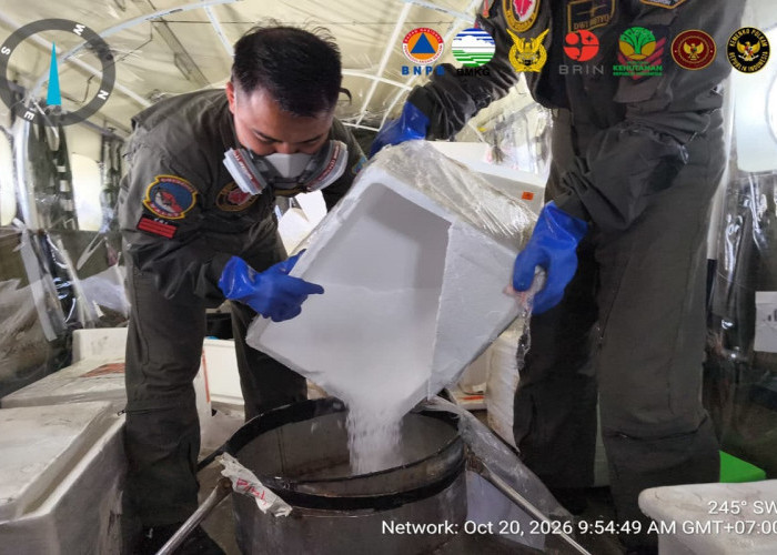 BNPB Uji Coba Dry Ice untuk Atasi Asap Karhutla, Diklaim Bisa Picu Hujan Lebih Cepat