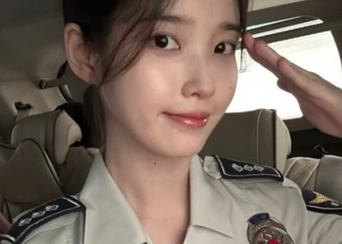 IU disebut Penyanyi yang Terlihat Sempurna dalam Seragam