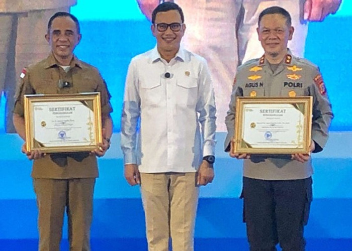 Gubernur Sulteng Anwar Hafid Terima Penghargaan dari Menteri Karding